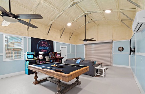 Dickinson House | Redneck Riviera|BeachBox| Pool/Large Outdoor Space