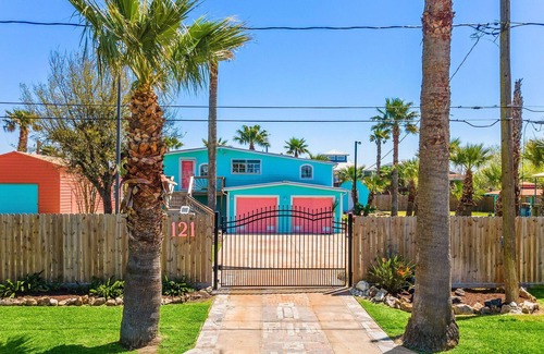 Dickinson House | Redneck Riviera|BeachBox| Pool/Large Outdoor Space