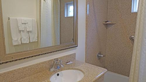 South Redondo Hotel | Redondo Inn and Suites