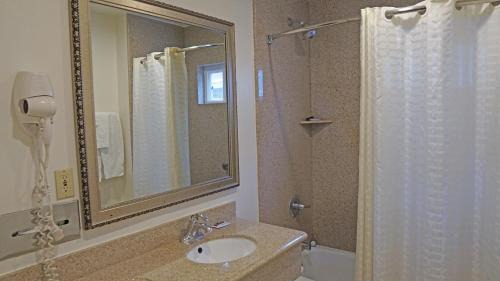 South Redondo Hotel | Redondo Inn and Suites