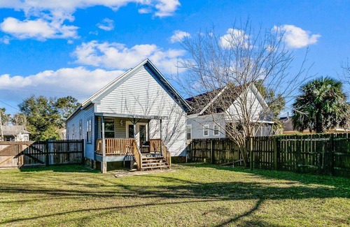 Southeast Pensacola House | *Reduced Rates* - Minutes to Downtown Pensacola - Fully Fenced Yard - Free WiFi