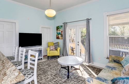 Southeast Pensacola House | *Reduced Rates* - Minutes to Downtown Pensacola - Fully Fenced Yard - Free WiFi