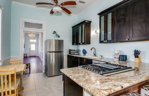 Southeast Pensacola House | *Reduced Rates* - Minutes to Downtown Pensacola - Fully Fenced Yard - Free WiFi
