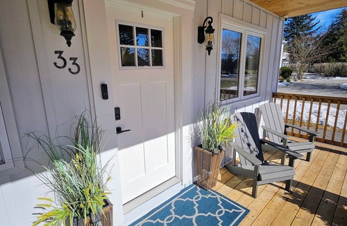 Historic Old Town Apartment | Redwood Suite (Broken Pine)