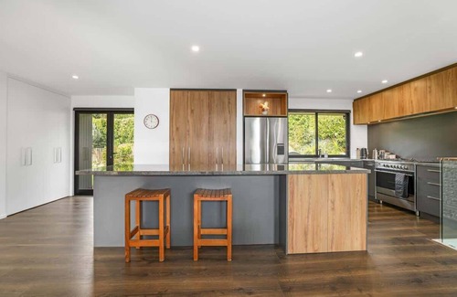 Lynmore House | Redwoods Getaway | Stylish by the Redwoods Forest
