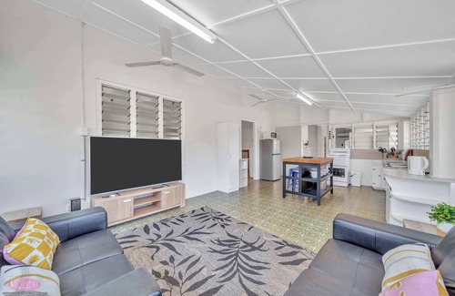 Kurrimine Beach House | Reef Shack Beach Vibes Stroll to the beach