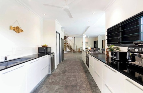 Nightcliff Villa | Reef Villa A Sprawling Waterfront Oasis