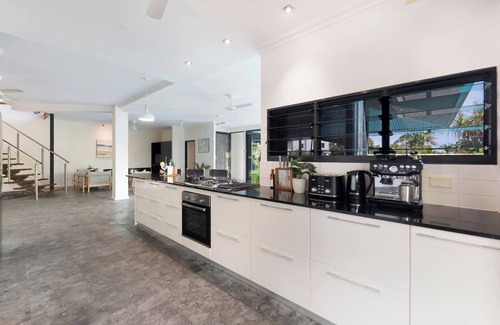 Nightcliff Villa | Reef Villa A Sprawling Waterfront Oasis