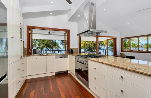 Clifton Beach House | Reeflections Beachfront Holiday House