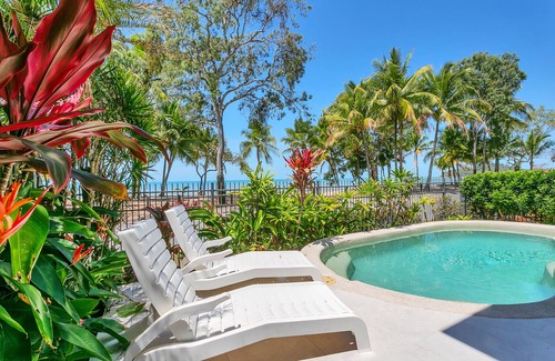 Clifton Beach House | Reeflections Beachfront Holiday House