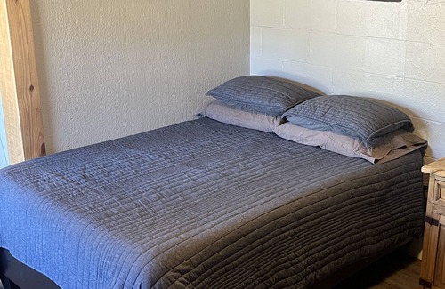 Mead Cabin | Reel Em Inn: Cozy, Clean, 1 Mile from Lake Texoma! Perfect for Weekend Getaways