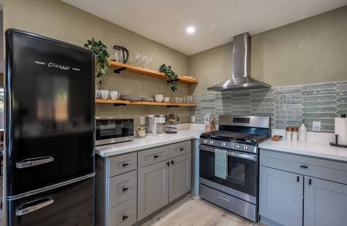 Joshua Tree House | Reel House - Pool, Hot Tub, A/C, BBQ, 100in projector Movie Room, Pet Friendly!