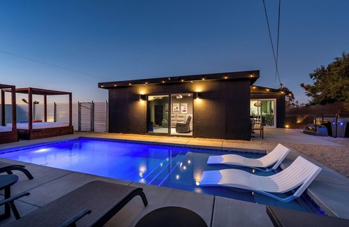 Joshua Tree House | Reel House - Pool, Hot Tub, A/C, BBQ, 100in projector Movie Room, Pet Friendly!