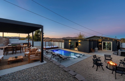 Joshua Tree House | Reel House - Pool, Hot Tub, A/C, BBQ, 100in projector Movie Room, Pet Friendly!