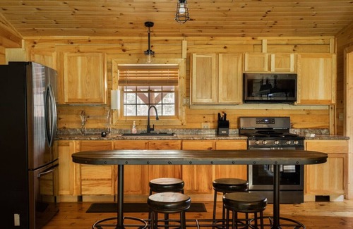 Baldwin Cabin | Reel Paradise, The Fishermen Cabin: Hot Tub & Fun!