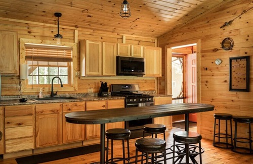 Baldwin Cabin | Reel Paradise, The Fishermen Cabin: Hot Tub & Fun!