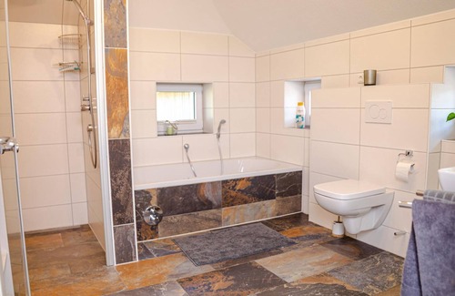 Sudbrookmerland House | Reetdach Ostfriesenhaus - Appartement/fewo, Dusche, WC, 3 Schlafräume