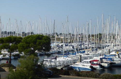 Arzon Apartment | REF 060 Appartement pour quatre personnes résidence avec piscine vue Port Crouesty ARZON