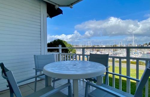 Arzon Apartment | REF 060 Appartement pour quatre personnes résidence avec piscine vue Port Crouesty ARZON