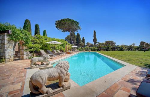 Cap-d'Antibes Villa | REF 137 - Cap d'Antibes seafront - Villa for rent