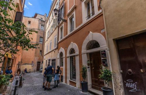 Rione II Trevi House | Refined Rooms at Trevi Fountain