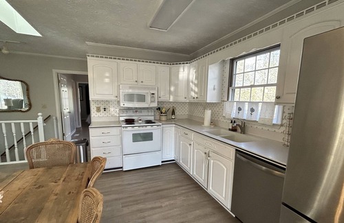 Newland Cottage | Refreshed Cozy "French Style" Cottage