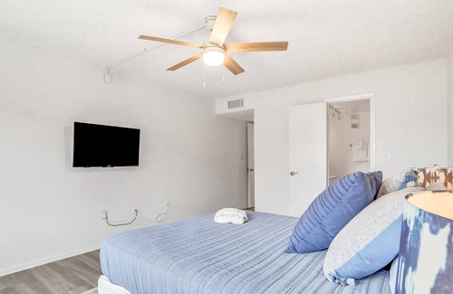 Crescent Beach Condo | Refreshing condo near the water with pool & tennis court - snowbird friendly