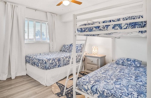 Crescent Beach Condo | Refreshing condo near the water with pool & tennis court - snowbird friendly