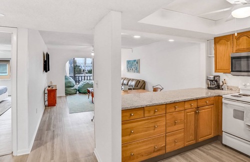 Crescent Beach Condo | Refreshing condo near the water with pool & tennis court - snowbird friendly