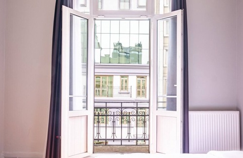 Talimhane Apartment | Refreshing Flat with French Balcony in Beyoglu