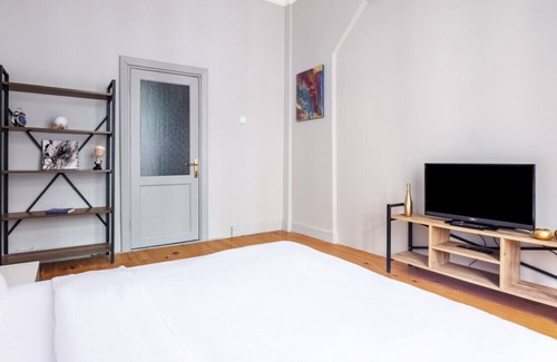 Talimhane Apartment | Refreshing Flat with French Balcony in Beyoglu