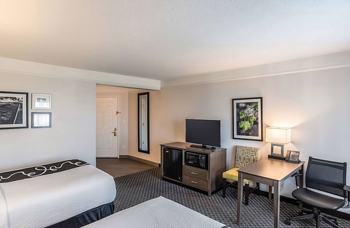 Ahwatukee Foothills Hotel | Refreshing Getaway with Swimming Pool and Daily Breakfast Perks