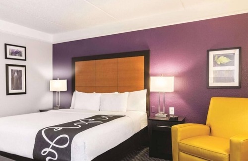 Airport North Hotel | Refreshing Stay Near Downtown Orlando & Local Attractions | Pool | Free Shuttle