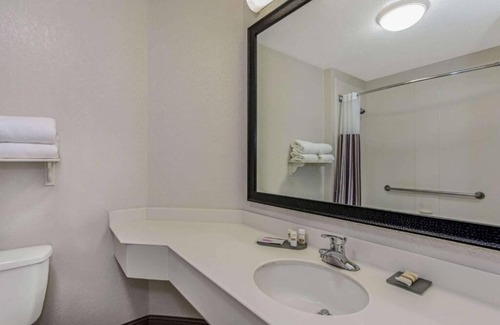 Airport North Hotel | Refreshing Stay Near Downtown Orlando & Local Attractions | Pool | Free Shuttle