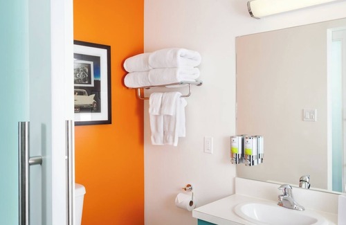University District Hotel | Refreshing Stay, Two Queen w/Tub, Pet-Friendly, Pineapple Theme, 2 Rooms