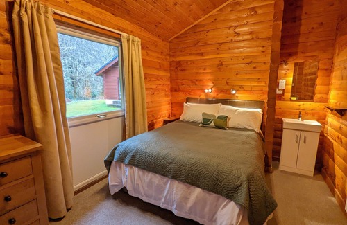 Rashfield Cabin | Refurbished Stylish, Comfy & Cosy traditional log cabin, dogs & families welcome
