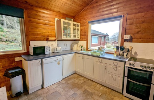 Rashfield Cabin | Refurbished Stylish, Comfy & Cosy traditional log cabin, dogs & families welcome