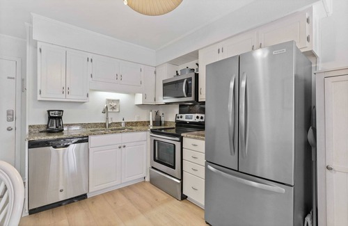 Shipyard Plantation Condo | Refurbished Condo enjoy Pool, Beach walk to Coligny Plaza and Celebration Park!