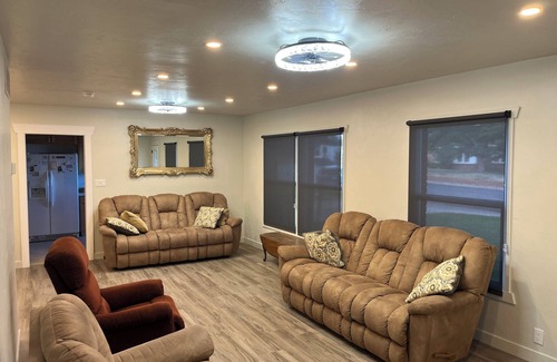 Blanding House | Refurnished and spacious 4 bedroom house, Sleeps 10!