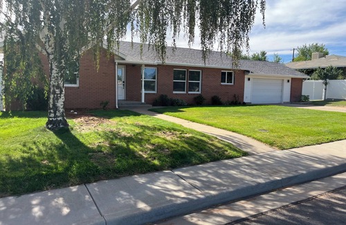 Blanding House | Refurnished and spacious 4 bedroom house, Sleeps 10!