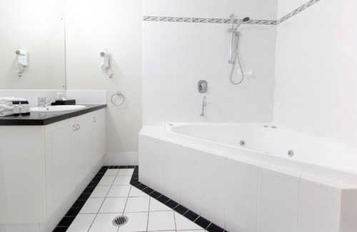 Port Douglas Apartment | REGAL 32 APARTMENT - SPA BATH - Macrossan St
