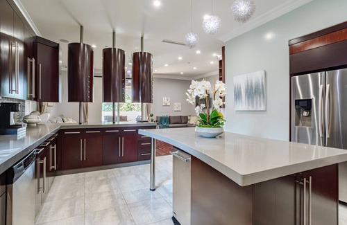 Valley Glen House | Regal 4 bed with hot tub close to Universal sleeps 15