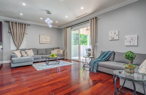 Valley Glen House | Regal 4 bed with hot tub close to Universal sleeps 15