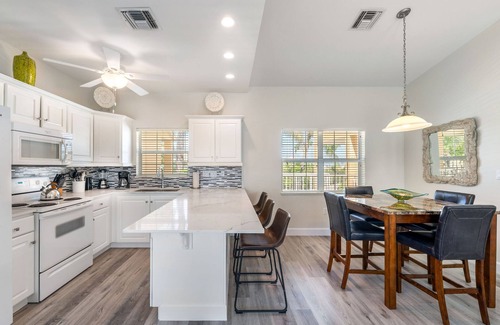 Seven Mile Beach Condo | Regal Beach Club 631 — Great Location to Everything on Seven Mile Beach