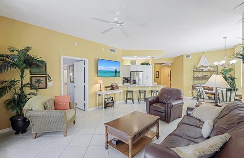 Pelican Bay Condo | Regatta - William Raveis Rentals