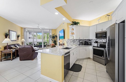 Pelican Bay Condo | Regatta - William Raveis Rentals