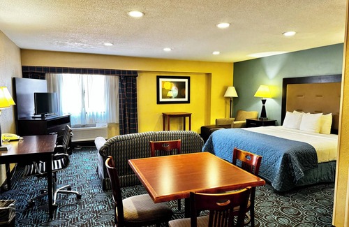New London Hotel | Regency Inn and Suites - Non Smoking Double Bed with Kitchen