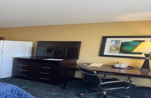 New London Hotel | Regency Inn and Suites - Non Smoking Double Bed with Kitchen