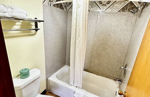 Iola Hotel | Regency Inn lola Kansas