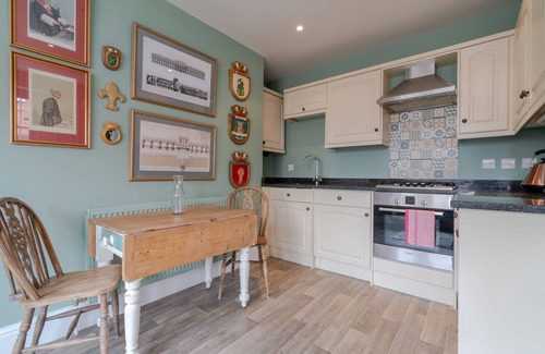 Gloucester House | Regency style ground floor apt near Gloucester Docks with secure parking